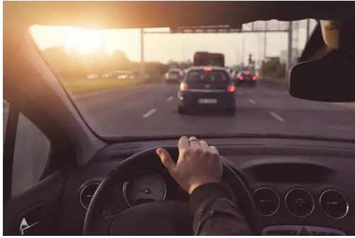 開車的這些陋習(xí)，據(jù)說會(huì)開車的人都犯過！別說你沒有！