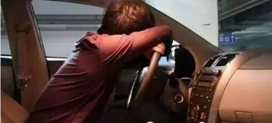 為什么很多人喜歡獨自坐在車?yán)锇l(fā)呆？