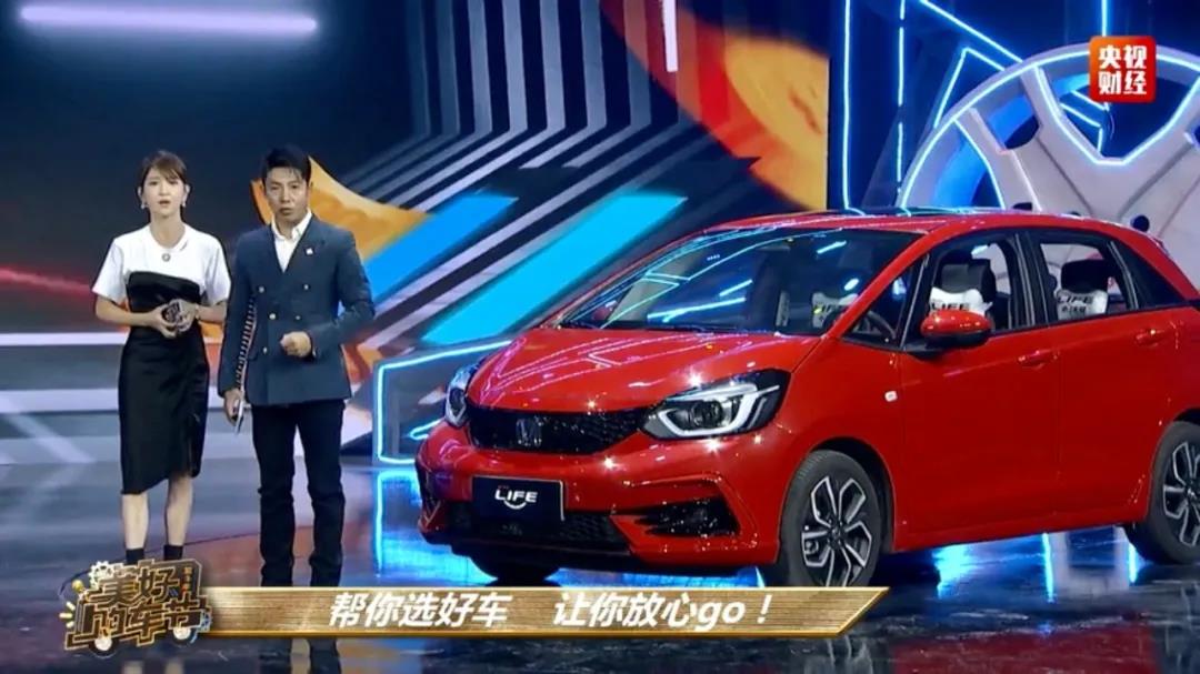 央視直播，名嘴主持竟現(xiàn)場“帶貨”？！